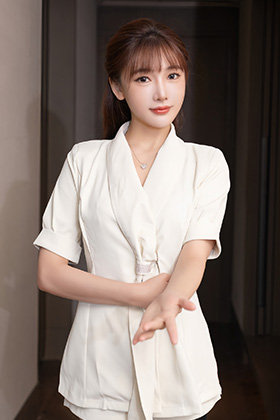 模特陆萱萱白色下的魅惑黑丝撩人心怀