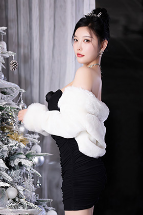 妩媚女神杨晨晨修长的美腿特别吸引人