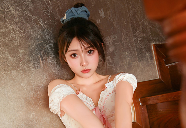 可爱妹子炎恬性感粉色连衣短裙写真