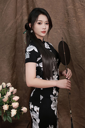 白皙妹子南乔性感黑色旗袍写真图