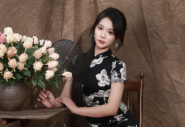 白皙妹子南乔性感黑色旗袍写真图