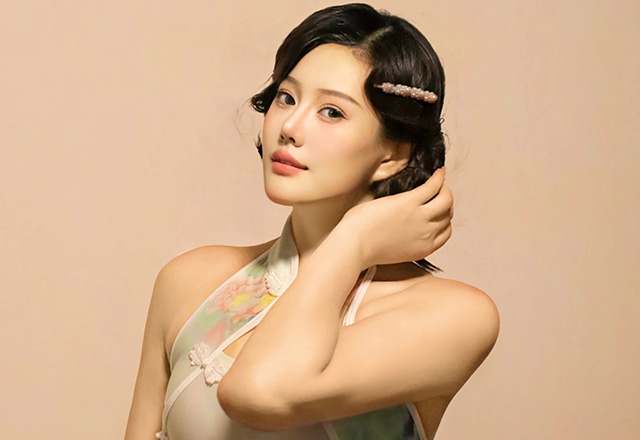 丰腴模特莉莉安娜绿色旗袍写真图