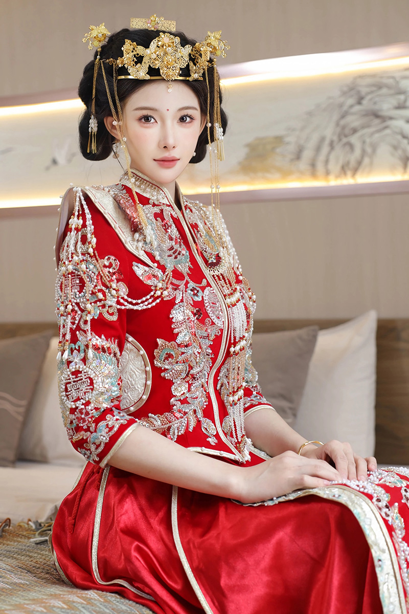 模特梨霜儿红色新娘服饰娇媚动人