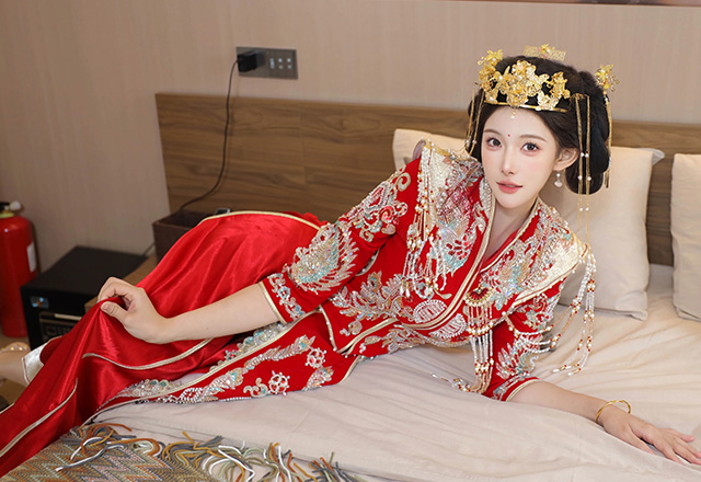 模特梨霜儿红色新娘服饰娇媚动人