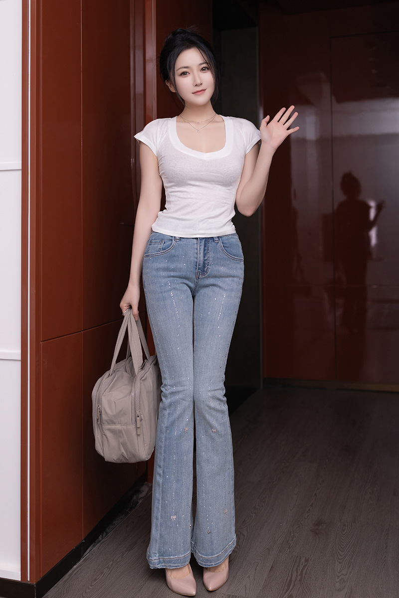 妩媚迷人的妹子鱼子酱简约牛仔裤美图