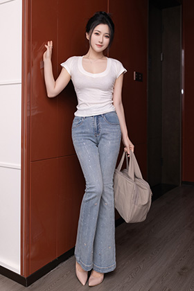 妩媚迷人的妹子鱼子酱简约牛仔裤美图