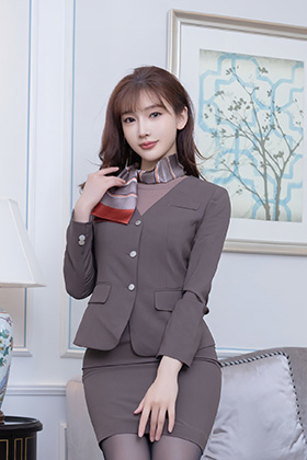 模特陆萱萱职业装搭配黑丝柔美动人