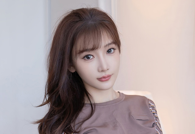 模特陆萱萱职业装搭配黑丝柔美动人