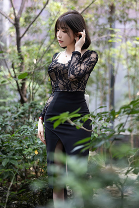 女神徐莉芝黑色蕾丝连衣裙气质撩人