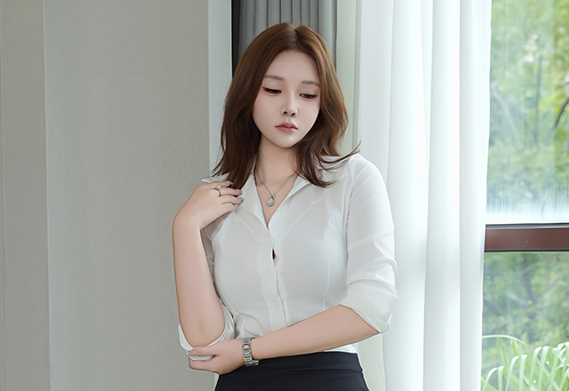 模特娜比OL装扮婀娜媚态很难抵御