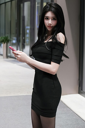 苗条妹纸椰汁糯米姬黑丝短裙十分养眼