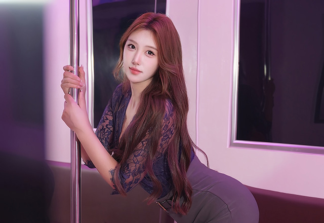 美腿模特金允希地铁场景拍摄写真