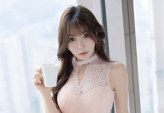 粉色连衣裙妹子徐莉芝甜美与魅力并存