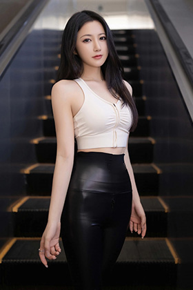 模特鱼子酱黑色皮裤凸显婀娜动人身段