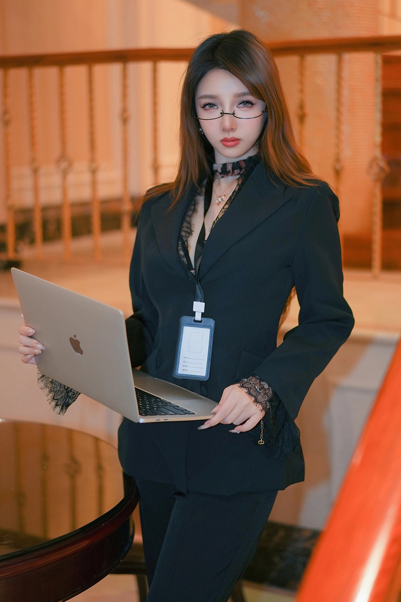 大长腿模特桃桃夭夭性感黑色网袜写真