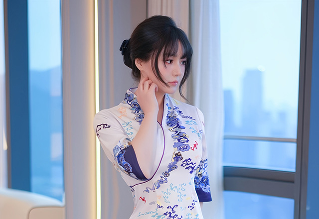 美腿模特沈南汐浅色旗袍写真美图