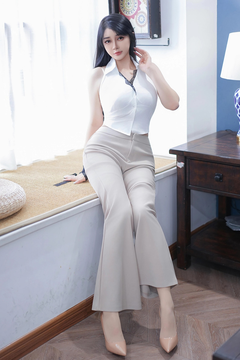 丰腴多姿的模特凯竹美腿丝袜写真