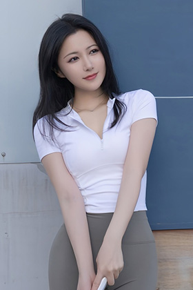 身材极好的美女鱼子酱网球场景写真