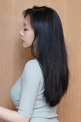 妩媚模特安然浅色蕾丝裙写真美图