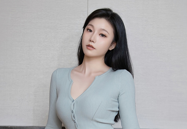 妩媚模特安然浅色蕾丝裙写真美图