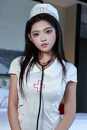 美女模特冬安白色护士制服写真图片