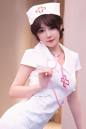 模特婠婠么白色护士服凸显绝美身材