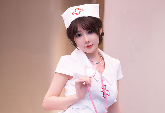 模特婠婠么白色护士服凸显绝美身材