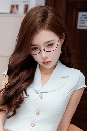 清纯美艳的模特拍黄瓜girl写真图