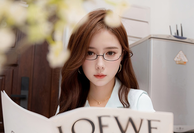 清纯美艳的模特拍黄瓜girl写真图