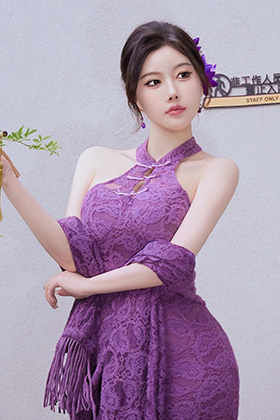 性感女神杨晨晨紫色连衣短裙写真图