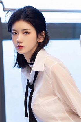 苗条妹纸凌七七浅绿连衣短裙明艳动人