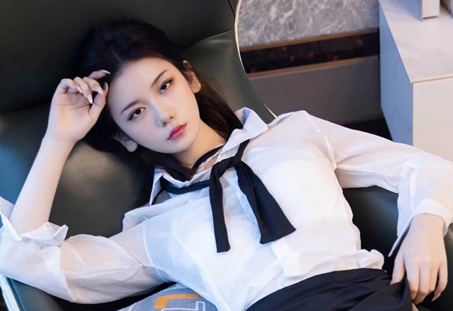 苗条妹纸凌七七浅绿连衣短裙明艳动人