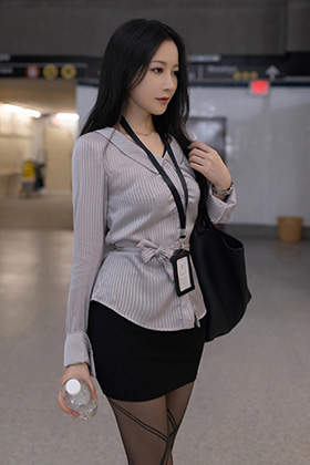 迷人美女鱼子酱甜美笑容让人无法抗拒