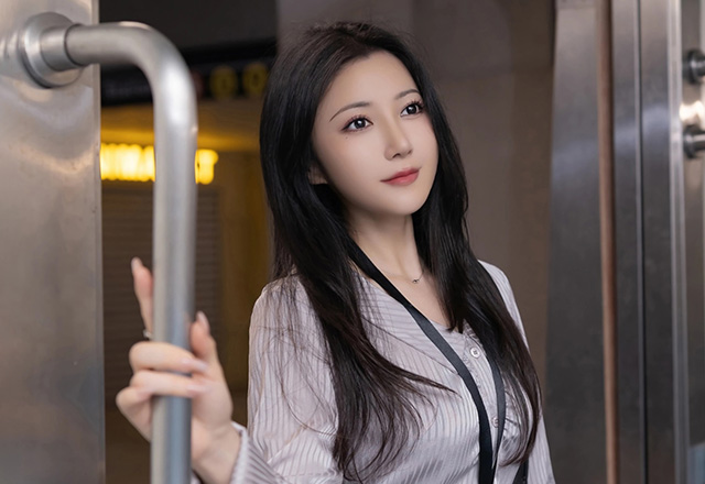 迷人美女鱼子酱甜美笑容让人无法抗拒