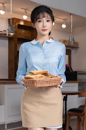 陆萱萱淡蓝上衣搭配杏色短裙十分好看