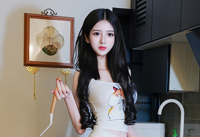 美女白小蝶白色短裙勾勒出优雅曲线