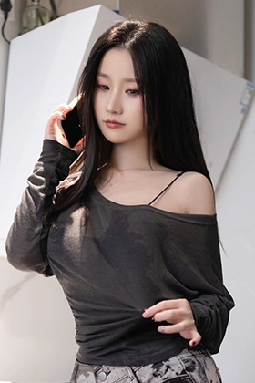 五官精致的甜美模特杏子颇具女性魅力