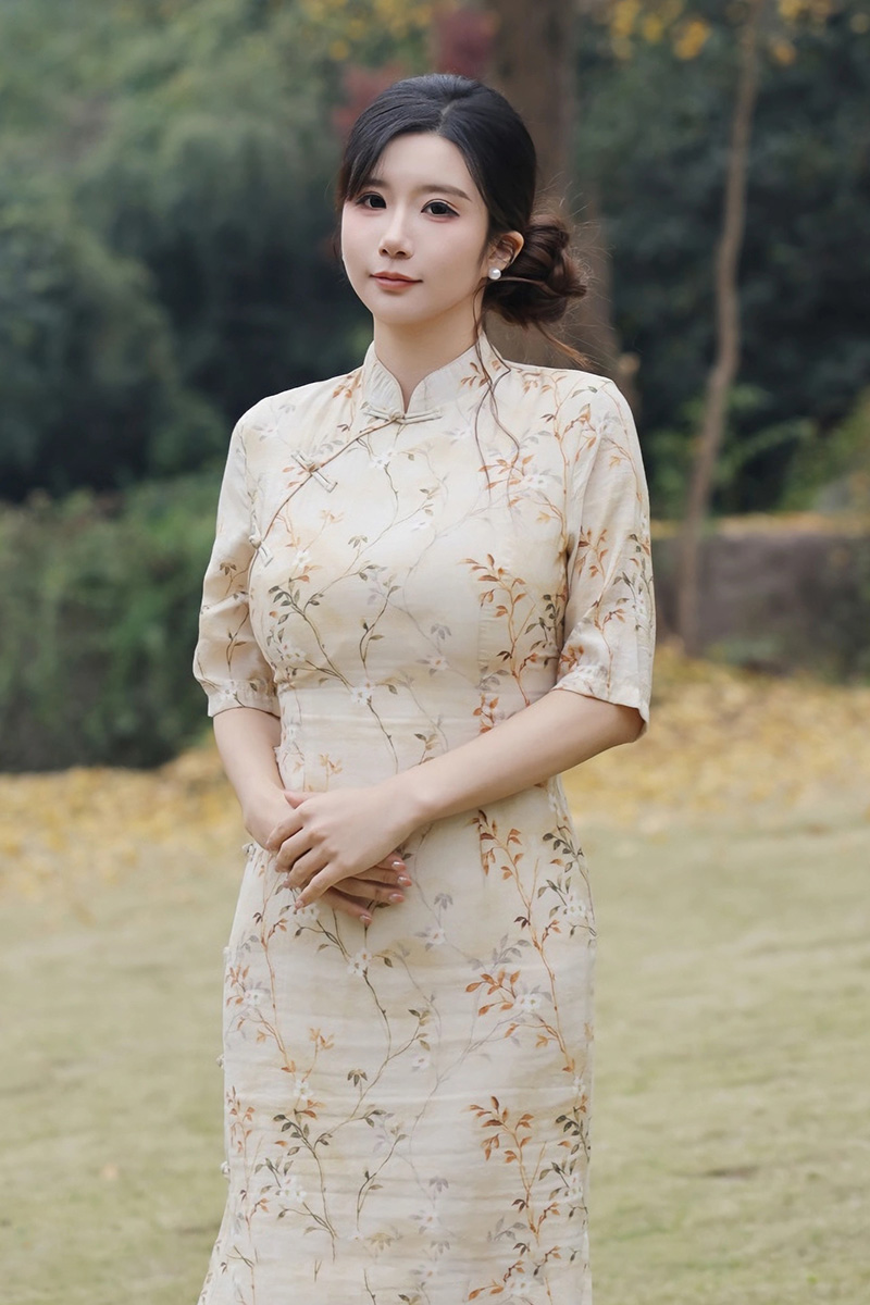 模特小肉肉咪浅黄色旗袍装扮性感动人