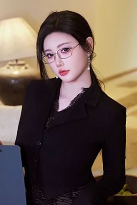 杨晨晨黑色西服装丰腴身材非常迷人