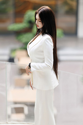 模特娜比蓝色短裙装绝佳身材一览无遗