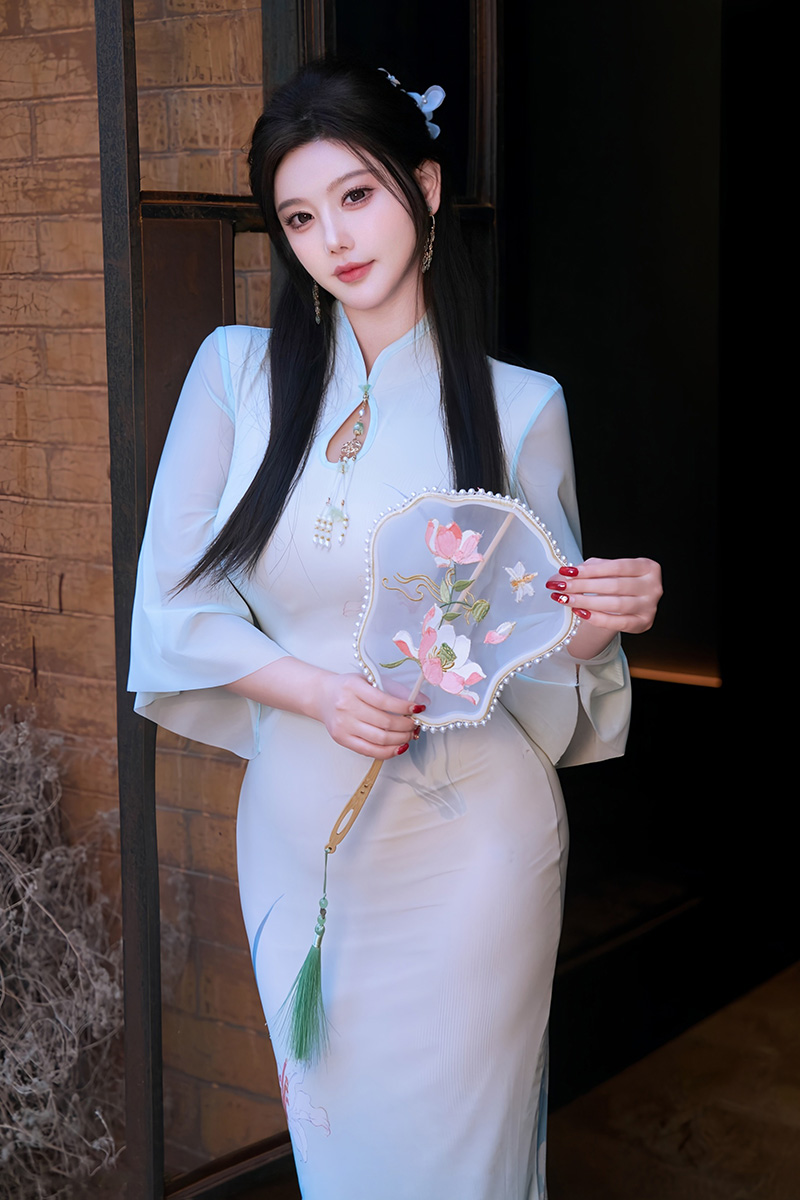 性感女神杨晨晨蓝色古风旗袍丰腴迷人