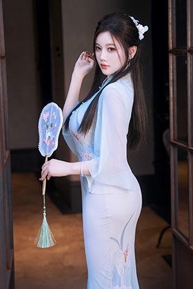 性感女神杨晨晨蓝色古风旗袍丰腴迷人