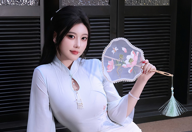 性感女神杨晨晨蓝色古风旗袍丰腴迷人