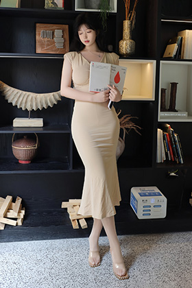 美女模特奶思兔浅色小妈裙性感动人