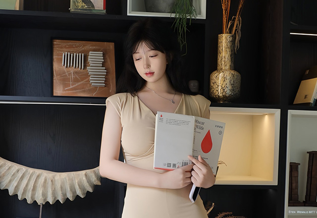 美女模特奶思兔浅色小妈裙性感动人