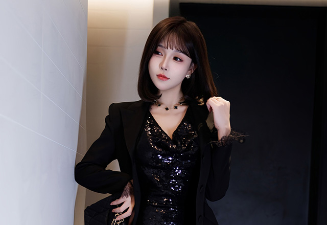 女神徐莉芝黑色西服装真是婀娜妩媚