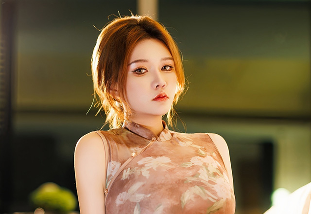 模特娜比浅色旗袍展现凹凸别致身材