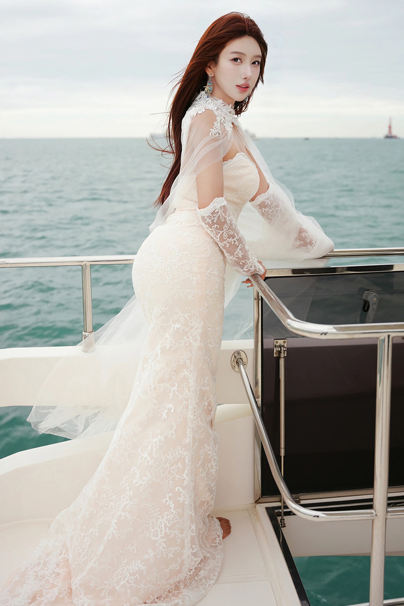 美女模特金允希性感白色婚纱写真图片