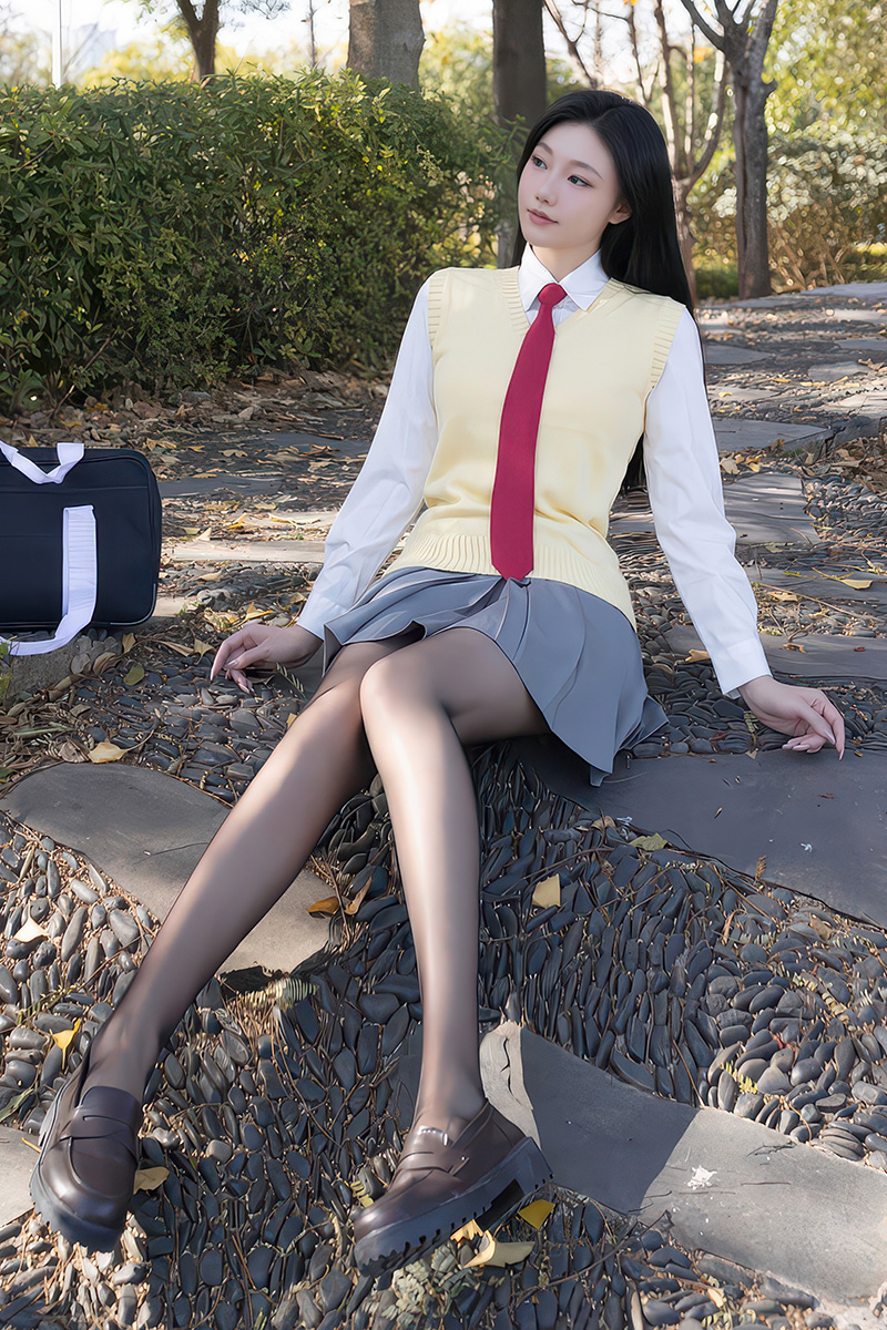 美女安然白色连衣短裙美图相当养眼