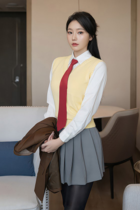 美女安然白色连衣短裙美图相当养眼